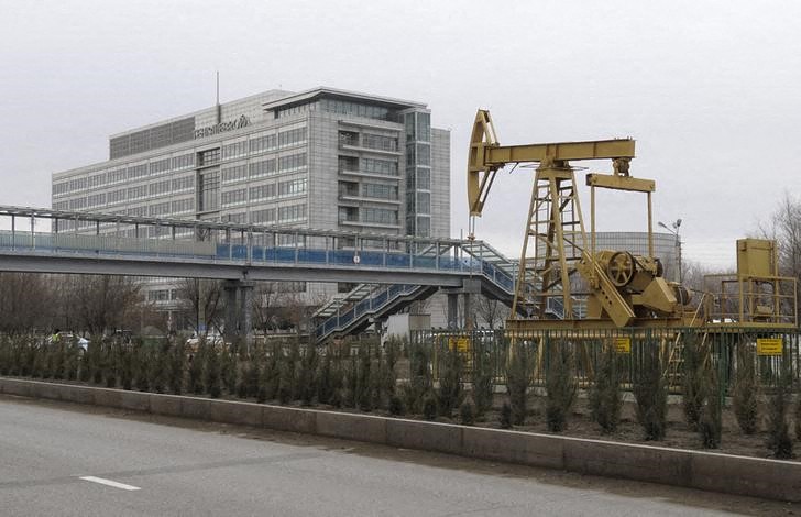 &copy; Reuters. A view shows an oil well pump jack, set as an installation in front of the Tengizchevroil LLP office in the city of Atyrau, western Kazakhstan, December 7, 2016.  REUTERS/Maria Gordiyeva