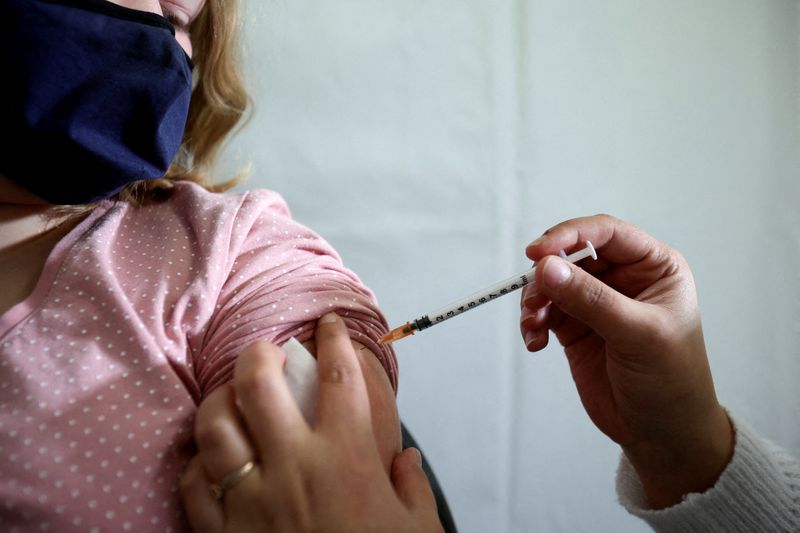 &copy; Reuters. Le projet de loi visant à instaurer un "pass vaccinal" en France est examiné ce mardi au Sénat, qui entend amender le texte voté par l'Assemblée nationale en exemptant les mineurs de ce dispositif et en le supprimant si le nombre d'hospitalisations l