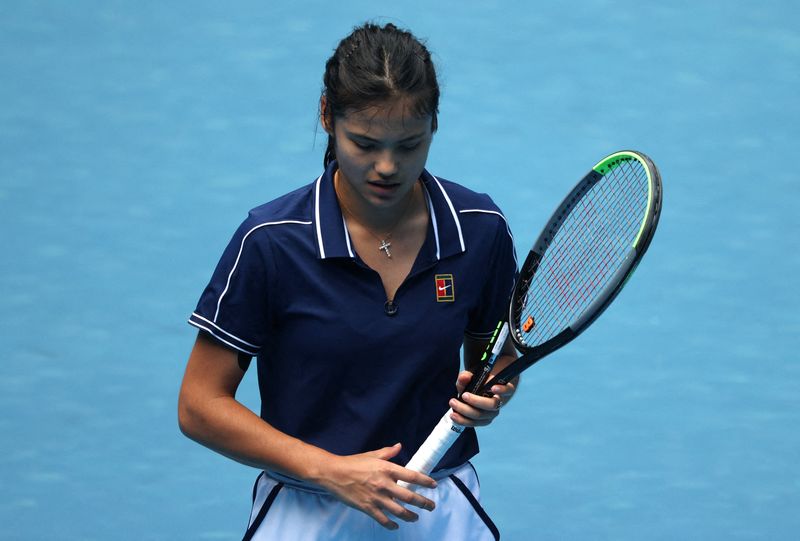 © Reuters. لاعبة التنس البريطانية إيما رادوكانو أثناء مباراة سابقة في بطولة أستراليا المفتوحة يوم 5 يناير كانون الثاني 2022. رويترز