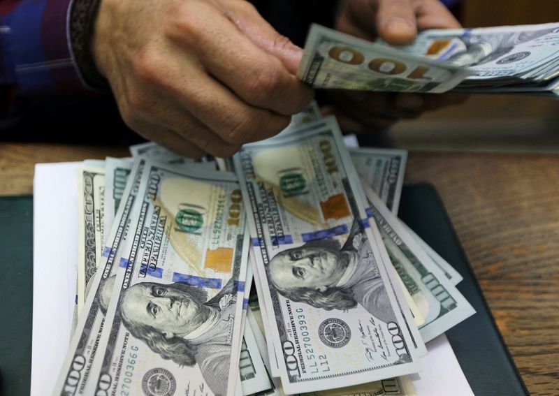 &copy; Reuters. Funcionário de casa de câmbio conta notas de 100 dólares
20/03/2019
REUTERS/Mohamed Abd El Ghany