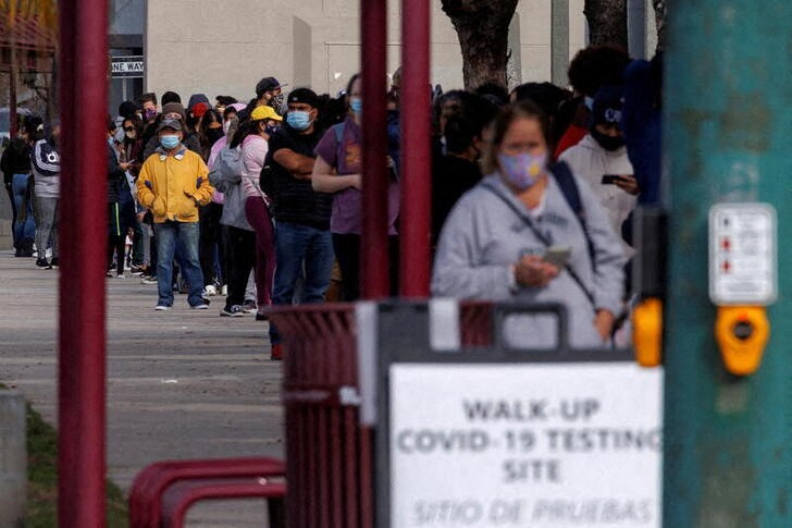 &copy; Reuters. Longa fila para testagem da Covid-19 em San Diego, Califórnia
10/01/2022 REUTERS/Mike Blake