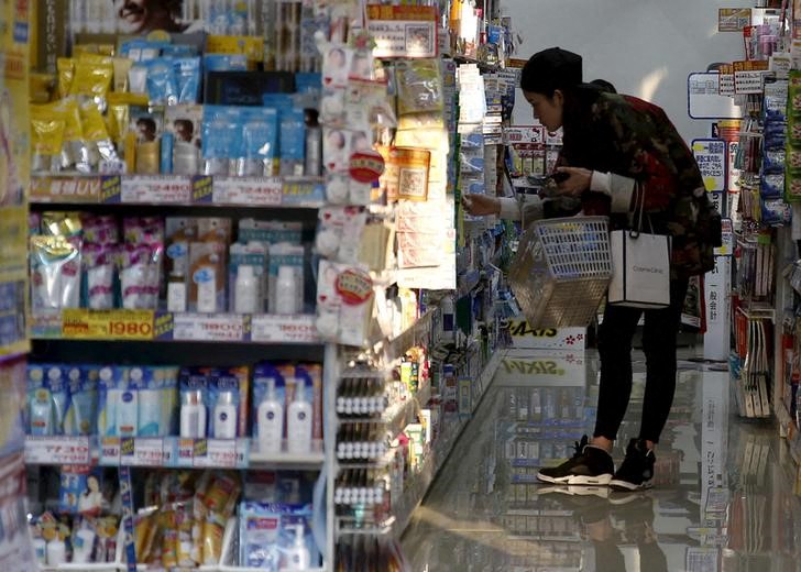 &copy; Reuters. Consumidora observa preços de mercadorias em prateleira de farmácia em Tóquio, no Japão
28/03/2016 REUTERS/Yuya Shino