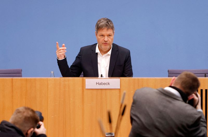 © Reuters. German Economy and Climate Protection Minister Robert Habeck gestures during a news conference in Berlin, Germany, January 11, 2022.  REUTERS/Michele Tantussi