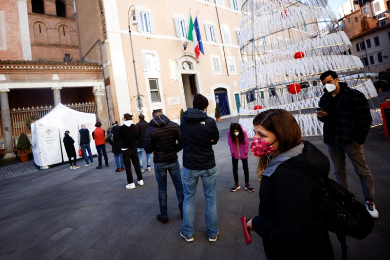 &copy; Reuters. Pessoas em fila para testagem da Covid-19 em Roma, na Itália
31/12/2021 REUTERS/Guglielmo Mangiapane