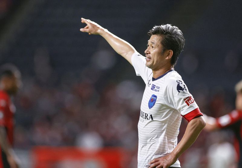 &copy; Reuters.  Kazuyoshi Miura gesticula durante partida do Yokohama FC contra o Hokkaido Consadole Sapporo, em Sapporo, no Japão
12/08/2020 Kyodo/via REUTERS 