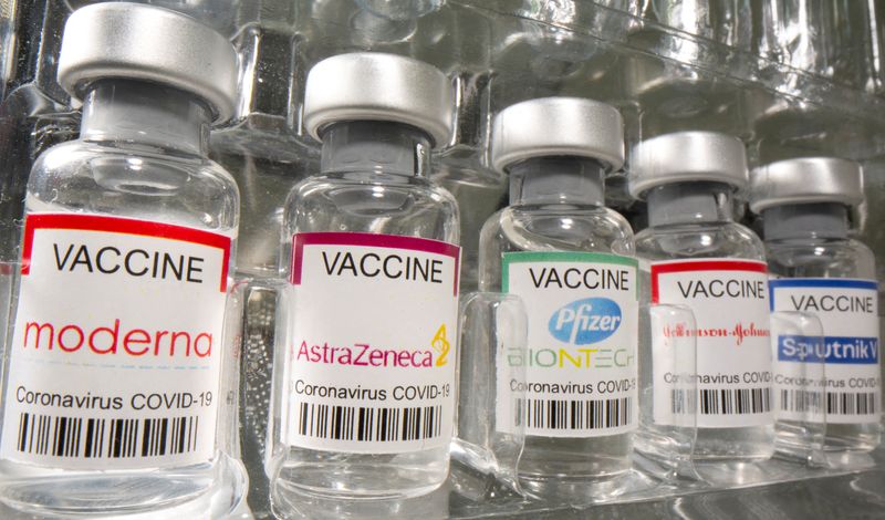 &copy; Reuters. Frascos de vacinas contra a Covid-19
02/05/2021 REUTERS/Dado Ruvic/Ilustração