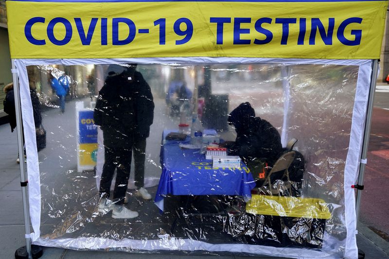 © Reuters. FILE PHOTO: People line up for a COVID-19 test during the coronavirus disease (COVID-19) pandemic in the Manhattan borough of New York City, New York, U.S., January 4, 2022. REUTERS/Carlo Allegri/File Photo