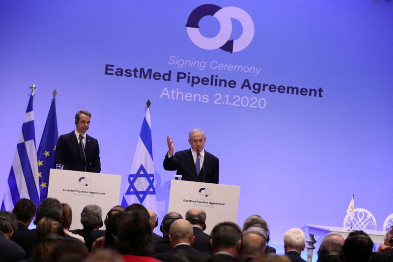 &copy; Reuters. FILE PHOTO: Greek Prime Minister Kyriakos Mitsotakis and Israeli Prime Minister Benjamin Netanyahu attend a joint news conference following the signing of a deal to build the EastMed subsea pipeline to carry natural gas from the eastern Mediterranean to E