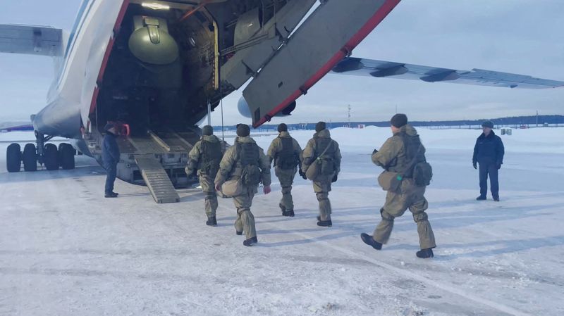 © Reuters. جنود روس يصعدون إلى طائرة عسكرية متوجهة إلى قازاخستان في مطار خارج موسكو في صورة من لقطة فيديو يوم السادس من يناير كانون الثاني 2022. صورة لرويترز. (يحظر إعادة بيع الصورة أو الاحتفاظ بها في الأرشيف.)
