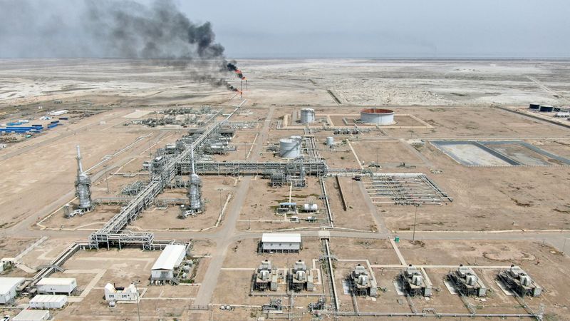 &copy; Reuters. منظر عام لحقل مجنون النفطي بالقرب من البصرة يوم 31 مارس آذار 2021. تصوير: عصام السوداني - رويترز