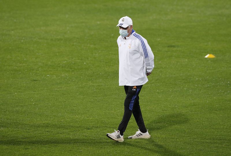 &copy; Reuters. El entrenador del Real Madrid, Carlo Ancelotti, durante un entrenamiento del equipo de fútbol español en el estadio Príncipe Faisal Bin Fahd de Riad, Arabia Saudí, el 11 de enero de 2022. REUTERS/Albert Gea