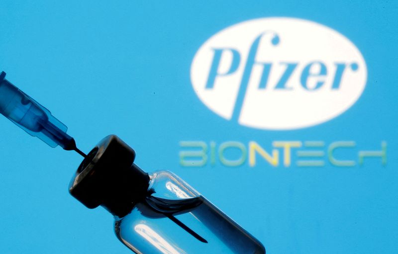 &copy; Reuters. FOTO DE ARCHIVO: Un frasco y una jeringa ante un logotipo de Pfizer y Biontech expuesto en esta ilustración tomada el 11 de enero de 2021. REUTERS/Dado Ruvic
