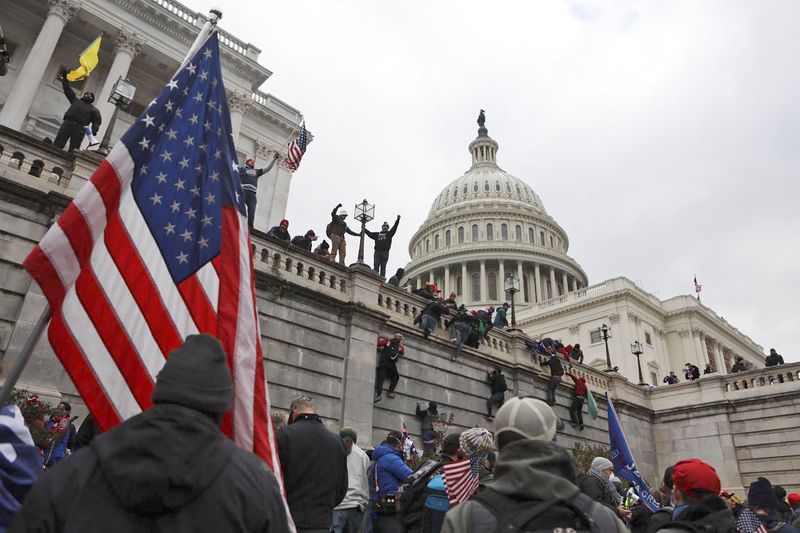 &copy; Reuters. Supporters of U.S. President Donald Trump scale the walls of the U.S. Capitol Building in Washington, U.S., January 6, 2021. REUTERS/Jim Urquhart