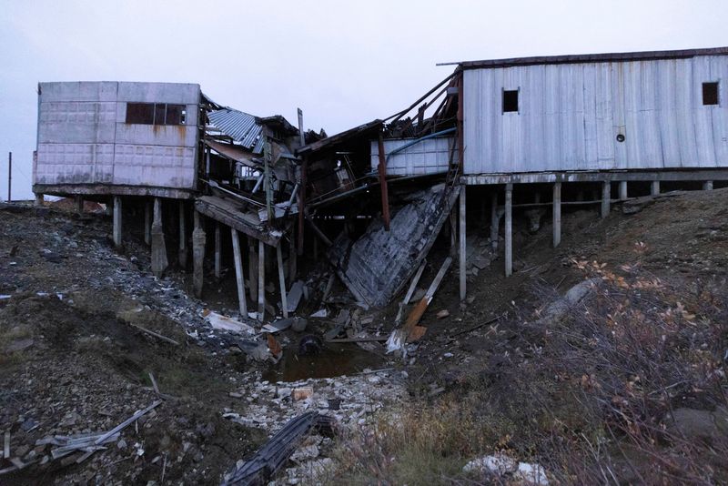 &copy; Reuters. FILE PHOTO: An industrial building that was destroyed when the permafrost thawed under its foundation is seen in the town of Chersky, Sakha (Yakutia) Republic, Russia, September 13, 2021. REUTERS/Maxim Shemetov