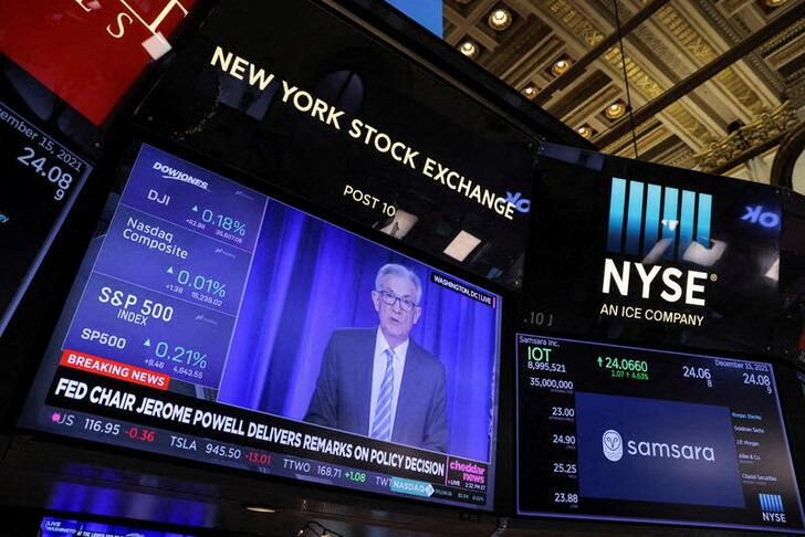 &copy; Reuters. Imagen de archivo de operaciones en la Bolsa de Nueva York mientras habla el presidente de la Reserva Federal, Jerome Powell.