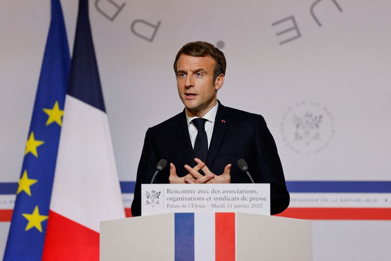 &copy; Reuters. Emmanuel Macron a appelé mardi à la "patience" et à la "bienveillance" face à la "lassitude" et à "l'énervement" que peuvent ressentir les élèves et leurs parents en raison des multiples évolutions des règles sanitaires de lutte contre l'épidé