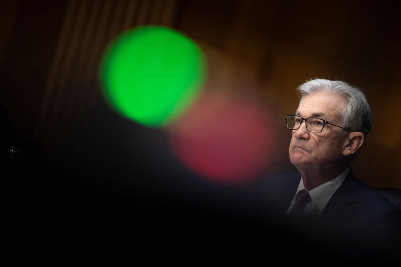 &copy; Reuters. O chair do Federal Reserve, Jerome Powell, ouve durante sua audiência de renomeação no Comitê de Bancos, Habitação e Assuntos Urbanos do Senado no Capitólio, em Washington, EUA, 11 de janeiro de 2022. Brendan Smialowski/Pool via REUTERS