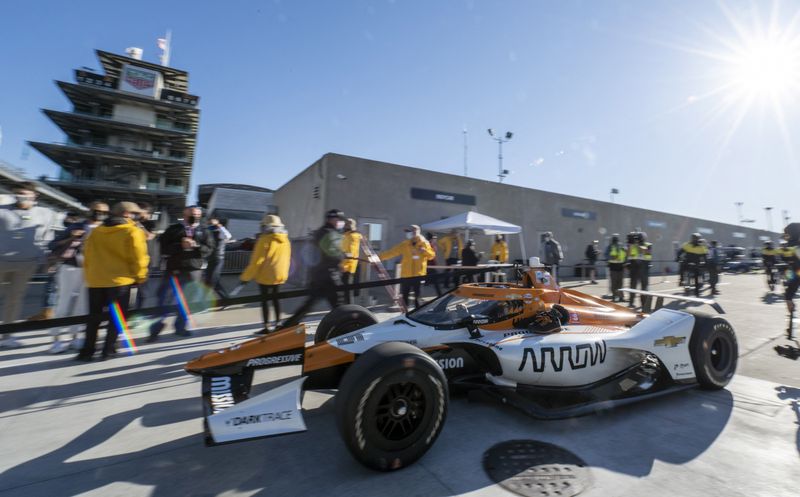 &copy; Reuters. Carro da Arrow McLaren pilotado por Juan Pablo Montoya durante as 500 Milhas de Indianápolis
30/05/2021 Marc Lebryk-USA TODAY Sports