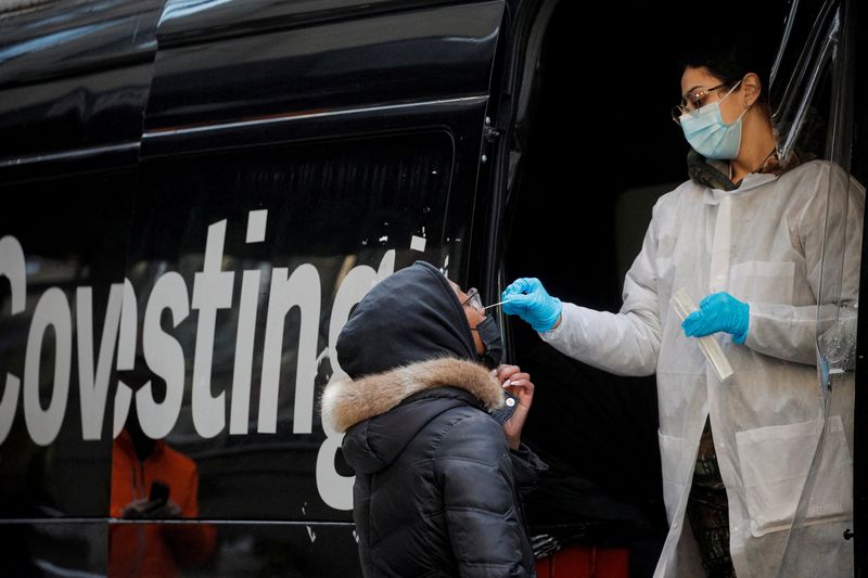 © Reuters. A woman takes a coronavirus disease (COVID-19) test at pop-up testing site in Brooklyn, New York, U.S., January 7, 2022. REUTERS/Brendan McDermid