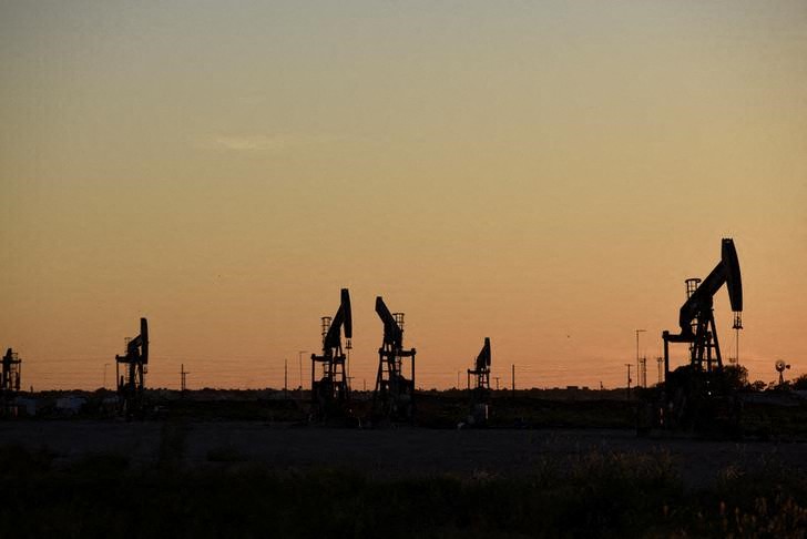 &copy; Reuters. Imagen de archivo de bombas extractoras de crudo en un yacimiento en Midland, Texas, EEUU. 22 agosto 2018. REUTERS/Nick Oxford