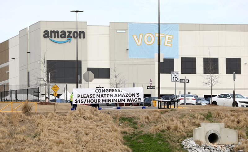 © Reuters. FILE PHOTO: Banners are placed at the Amazon facility as members of a congressional delegation arrive to show their support for workers who will vote on whether to unionize, in Bessemer, Alabama, U.S. March 5, 2021.  REUTERS/Dustin Chambers