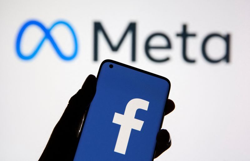 &copy; Reuters. IMAGEN DE ARCHIVO. Un teléfono móvil con el logo de Facebook se ve frente al nuevo logo tras el cambio de marca a Meta, en esta ilustración tomada el 28 de octubre de 2021