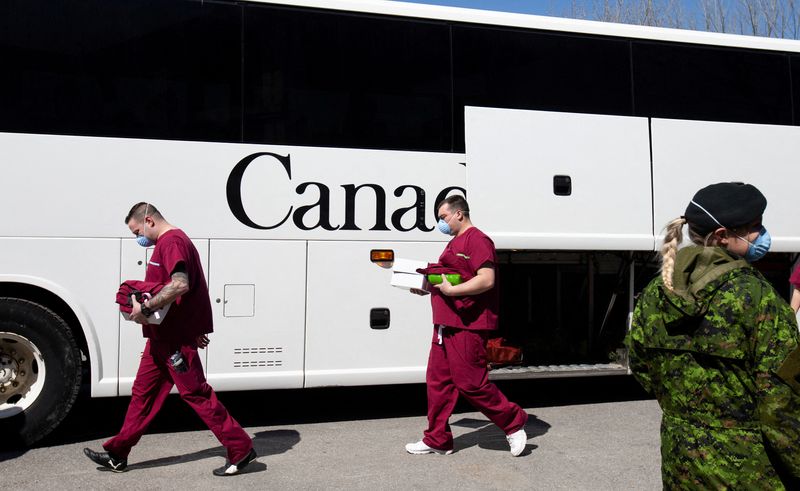 © Reuters. FILE PHOTO: A bus carrying Canadian Armed Forces (CAF) medical personnel arrives at Villa Val des Arbres,  a seniors' long-term care centre, to help amid the outbreak of the coronavirus disease (COVID-19), in Montreal, Quebec, Canada April 20, 2020. REUTERS/Christinne Muschi