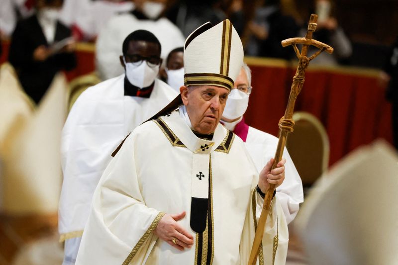 &copy; Reuters. IMAGEN DE ARCHIVO. El Papa Francisco celebra una misa en El Vaticano. Enero 6, 2022. REUTERS/Yara Nardi
