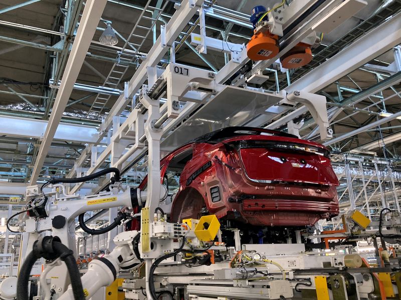 &copy; Reuters. FILE PHOTO: Nissan Motor Co., Ltd's Universal Powertrain Mounting System with a two-layer pallet structure, compatible with EV, e-POWER (HV) and gasoline vehicles is pictured in Kawachi-gun, in Tochigi prefecture, Japan October 8, 2021. REUTERS/Maki Shira