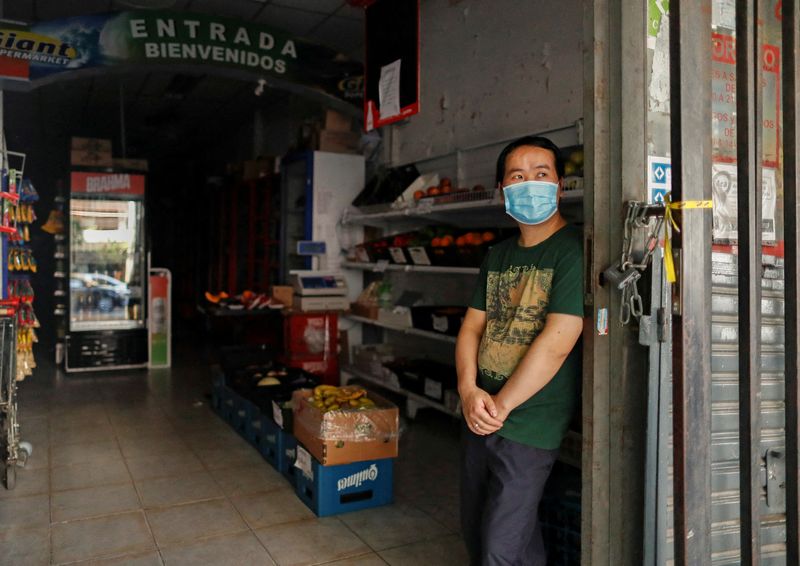 © Reuters. بائع ينتظر قدوم الزبائن في متجره رغم انقطاع الكهرباء  بسبب موجة حر قياسية في بوينس آيرس يوم الثلاثاء. تصوير:رويترز.