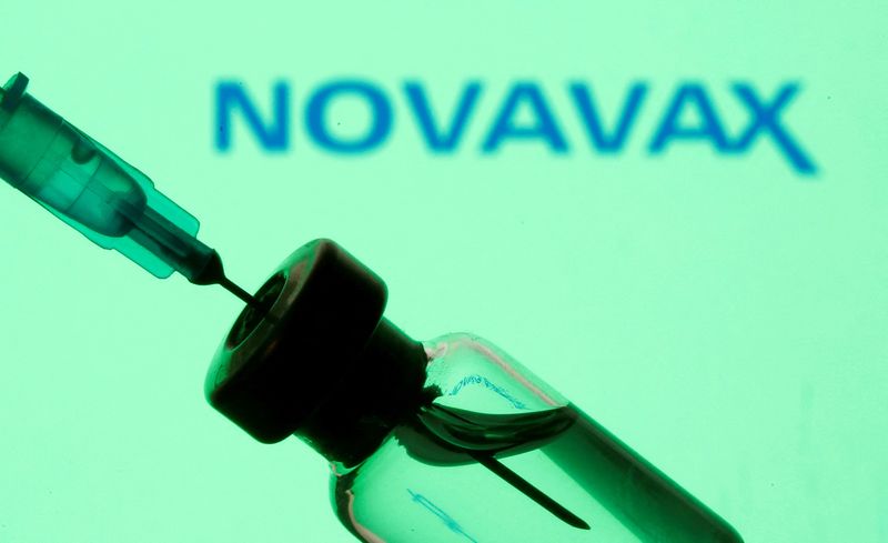 &copy; Reuters. FILE PHOTO: A vial and sryinge are seen in front of a displayed Novavax logo in this illustration taken January 11, 2021. REUTERS/Dado Ruvic/Illustration