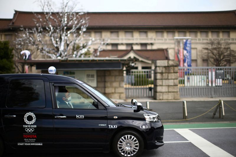 &copy; Reuters. FILE PHOTO: A taxi driver, wearing protective face mask following an outbreak of the coronavirus disease (COVID-19), sits in a car outside Tokyo National Museum in Tokyo, Japan March 9, 2020. REUTERS/Edgard Garrido
