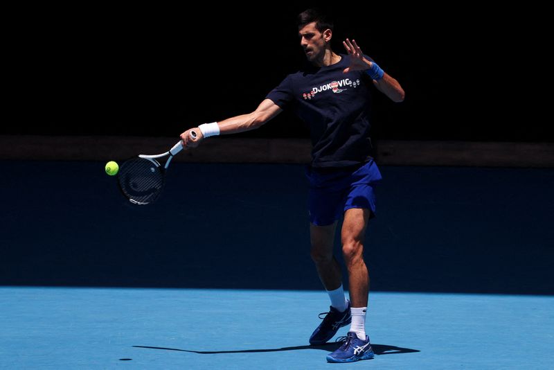 &copy; Reuters. Novak Djokovic a reconnu mercredi que sa déclaration d'entrée en Australie certifiant qu'il n'avait pas voyagé dans les 14 jours précédant son arrivée dans le pays était erronée, alors que les autorités de Canberra continuent d'examiner la possib