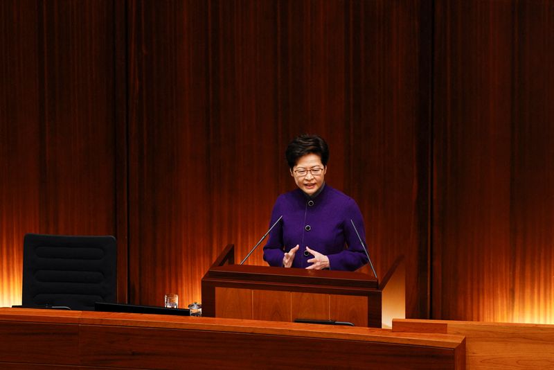 &copy; Reuters. 　１月１２日、香港政府トップの林鄭月娥（キャリー・ラム）行政長官（写真）は、開会した立法会（議会）の冒頭に演説し、航空会社のクルーに対する検疫措置強化による負の影響が間も