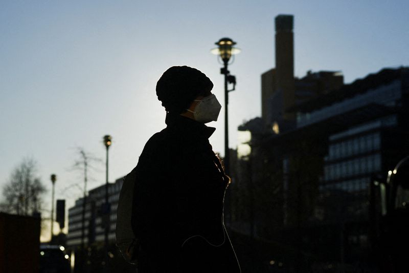 &copy; Reuters. A person wearing a face mask is pictured on the public square "Potsdamer Platz" during a sunny winter day, amid the coronavirus disease (COVID-19) pandemic, in Berlin, Germany January 6, 2022.  REUTERS/Annegret Hilse