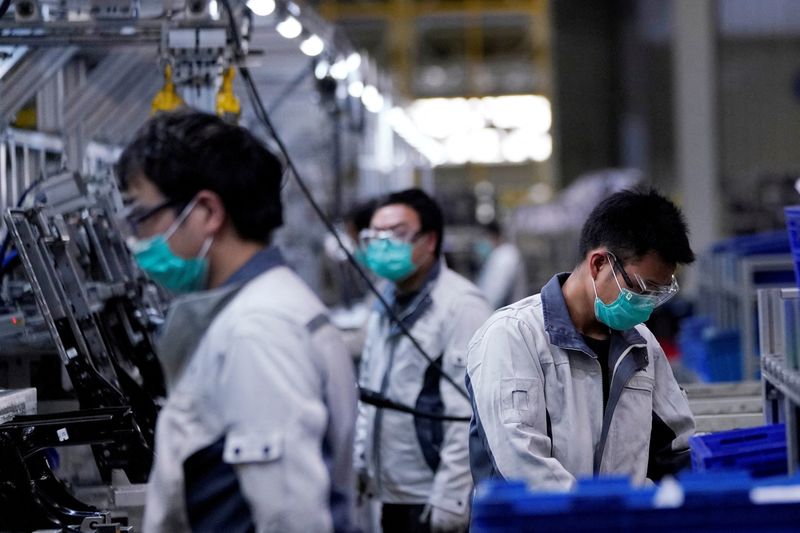 &copy; Reuters. FILE PHOTO: Employees wearing face masks work on a car seat assembly line at Yanfeng Adient factory in Shanghai, China, as the country is hit by an outbreak of a new coronavirus, February 24, 2020. REUTERS/Aly Song/File Photo