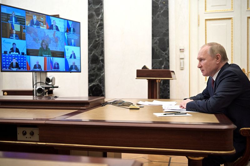 &copy; Reuters. Russian President Vladimir Putin attends a meeting with government members via a video link in Moscow, Russia January 12, 2022. Sputnik/Alexei Nikolsky/Kremlin via REUTERS 