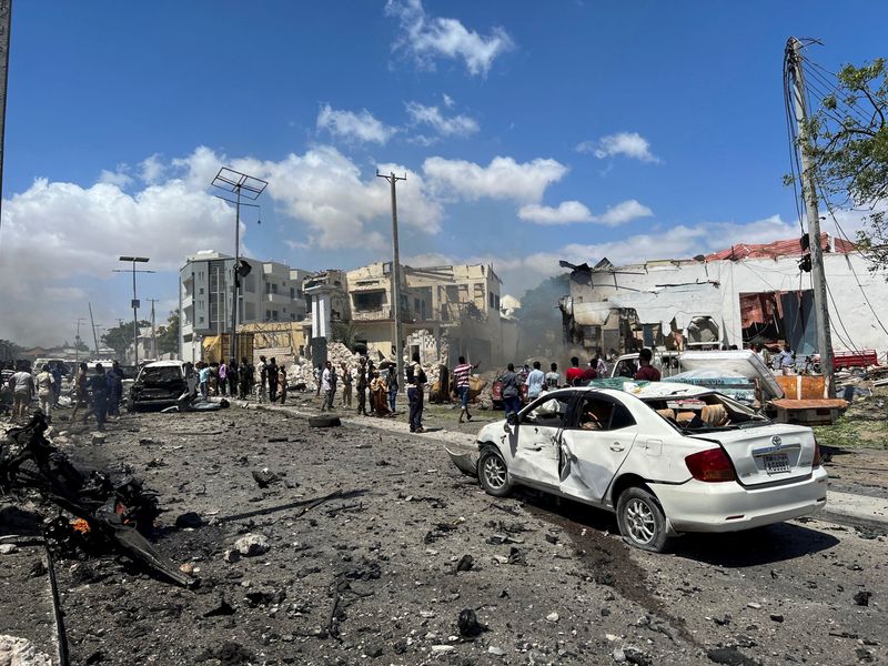 © Reuters. موقع انفجار في مقديشو على طريق مؤدي للمطار يوم الأربعاء. تصوير: فيصل عمر - رويترز