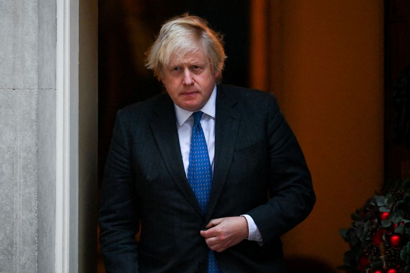 &copy; Reuters. Imagen de archivo del primer ministro británico, Boris Johnson, saliendo del número 10 de Downing Street para reunirse con el sultán Haitham bin Tariq de Omán, en Londres, Reino Unido. 16 de diciembre, 2021. REUTERS/Dylan Martinez/Archivo