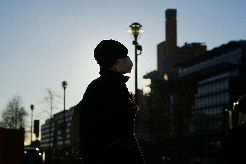 &copy; Reuters. Pessoa usando máscara de proteção em praça em Berlim
06/01/2022 REUTERS/Annegret Hilse