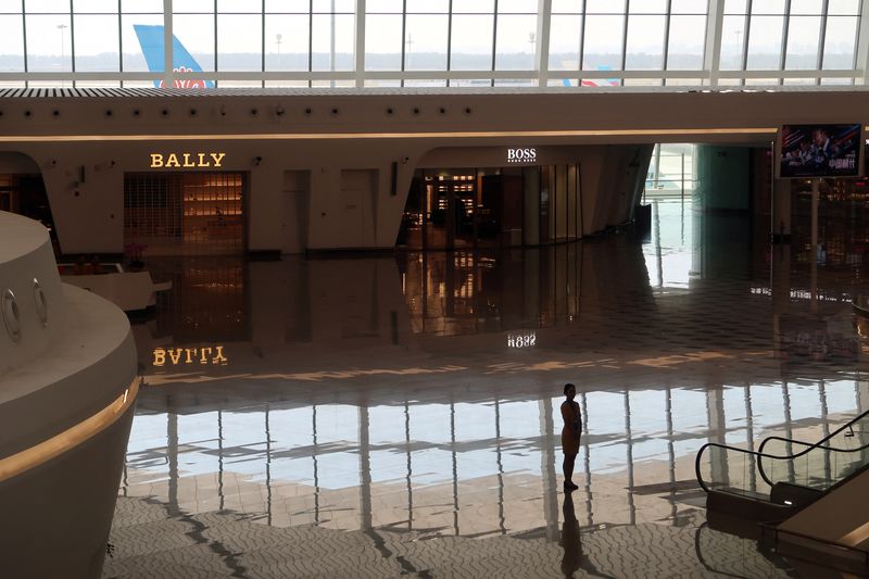 &copy; Reuters. FOTO DE ARCHIVOS: La terminal del nuevo Aeropuerto Internacional en Pekín, China, 25 de septiembre de 2019. REUTERS/Thomas Suen