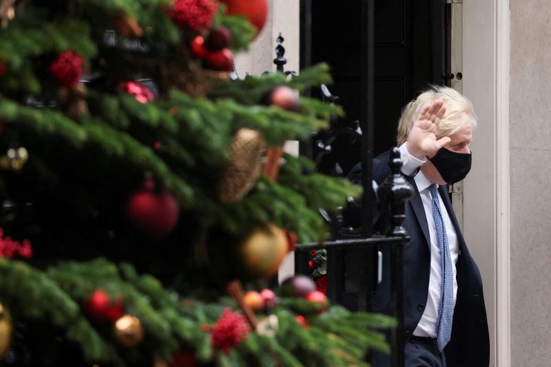 © Reuters. Britain's Prime Minister Boris Johnson waves outside Downing Street in London, Britain, December 8, 2021. REUTERS/Tom Nicholson