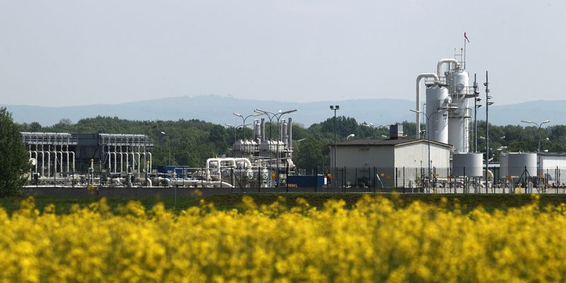 &copy; Reuters. FOTO DE ARCHIVO: La mayor estación de importación y distribución de gas natural de Austria tras un campo de colza en Baumgarten, 2 de mayo de 2014. REUTERS/Heinz-Peter Bader  