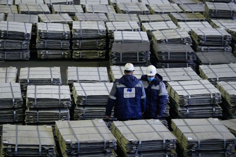 &copy; Reuters. Imagen de archivo de planchas de níquel en Kola Mining and Metallurgical Company (Kola MMC), filial de la compañía minera y metalúrgica Nornickel, en la ciudad de Monchegorsk, región de Murmansk, Rusia. 25 de febrero, 2021. REUTERS/Evgenia Novozhenin