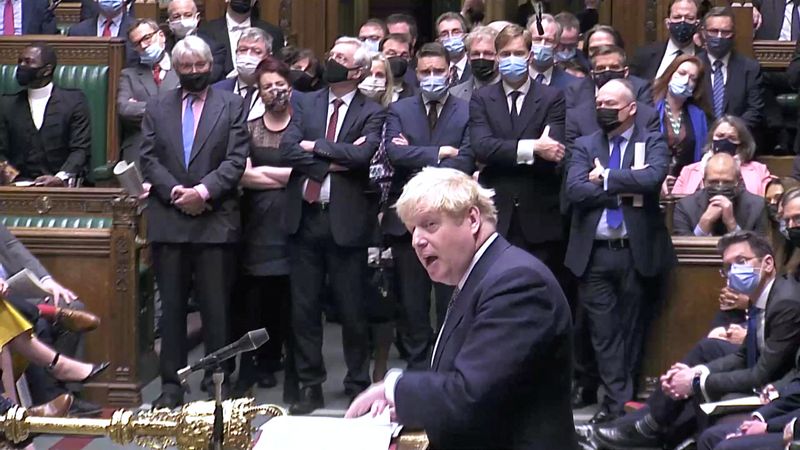 &copy; Reuters. El primer ministro británico, Boris Johnson, durante el debate semanal del turno de preguntas en el Parlamento en Londres, Reino Unido, 12 de enero de 2022, en esta captura de pantalla tomada de un vídeo. REUTERS/Reuters TV