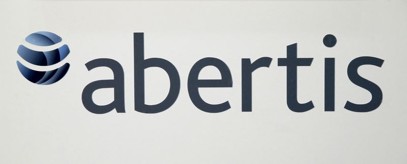 &copy; Reuters. El logotipo de Abertis  durante una conferencia de prensa antes de la junta anual de accionistas de 2016 en Barcelona