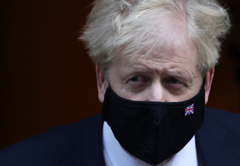 &copy; Reuters. رئيس الوزراء البريطاني بوريس جونسون خارج داوننج ستريت في لندن يوم الأربعاء. تصوير: هنري نيكولاس - رويترز.