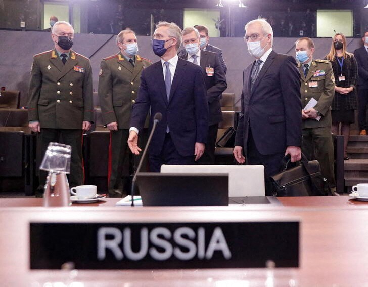 &copy; Reuters. Secretário-geral da Otan, Jens Stoltenberg, e vice-ministro russo de Relações Exteriores, Alexander Grushko, em Bruxelas, Bélgica
12/01/2022. Olivier Hoslet/Pool via REUTERS