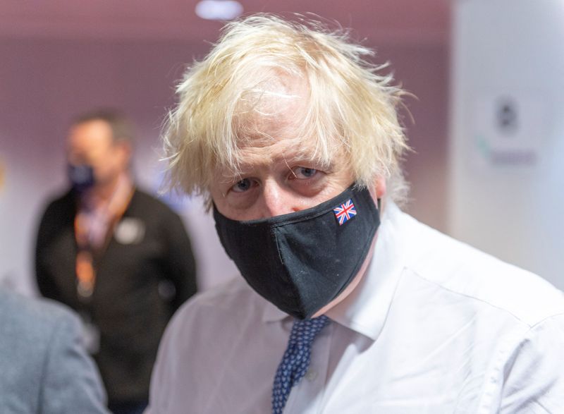 &copy; Reuters. Il Primo minsitro Boris Johnson visita un centro di vaccinazione contro il Covid-19 a Milton Keynes. Geoff Pugh/Pool via REUTERS
