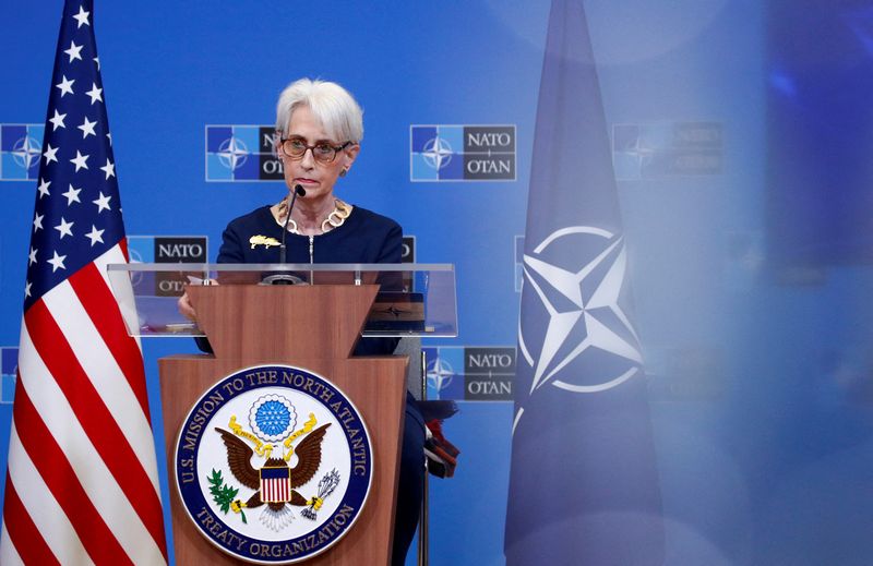 &copy; Reuters. نائبة وزير الخارجية الأمريكي ويندي شيرمان خلال مؤتمر صحفي في بروكسل يوم الأربعاء. تصوير: جوهانا جيرون - رويترز.
